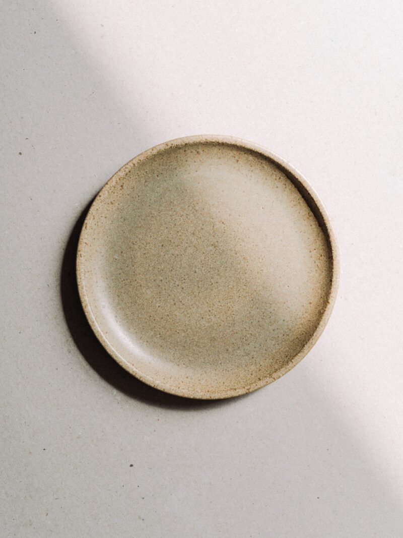 Farfurie 20 cm Matera din gresie ceramica bej cu picatele | POEMI