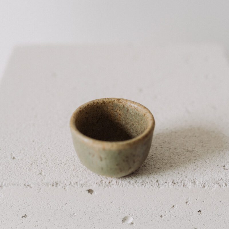 602 – 66 Ceasca 50 ml Matera din gresie ceramica bej cu picatele | POEMI