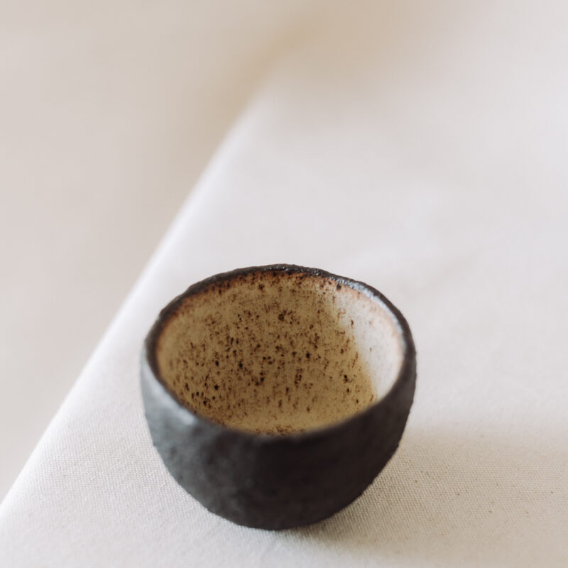 Ceasca 200 ml ROU/A din gresie ceramica neagra de tip terrazzo | POEMI