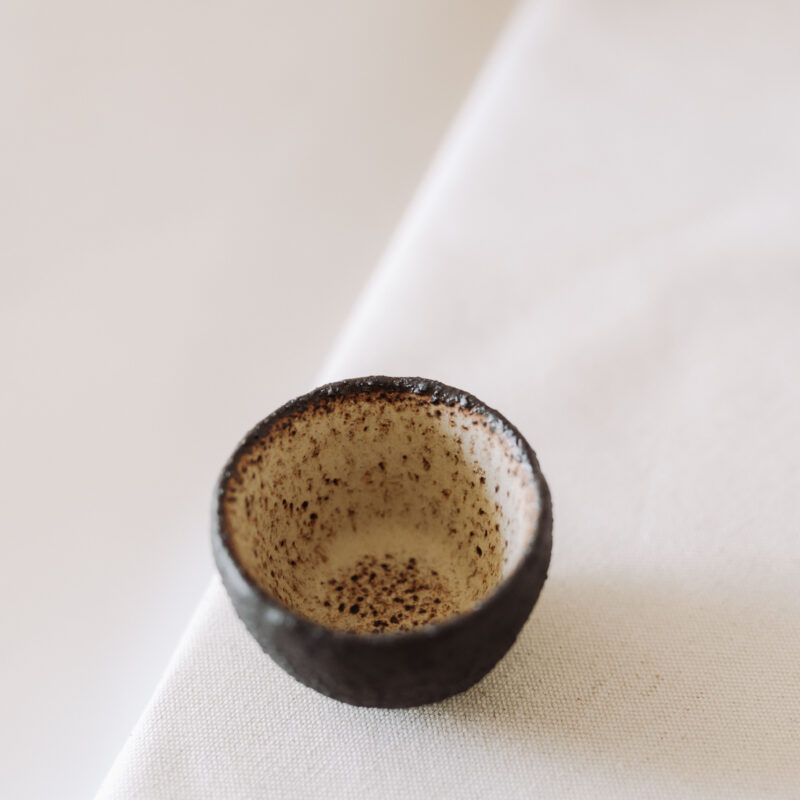 Ceasca 100 ml ROU/A din gresie ceramica neagra de tip terrazzo | POEMI