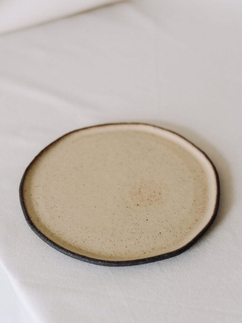 Farfurie 27 cm ROU/A din gresie ceramica neagra de tip terrazzo | POEMI