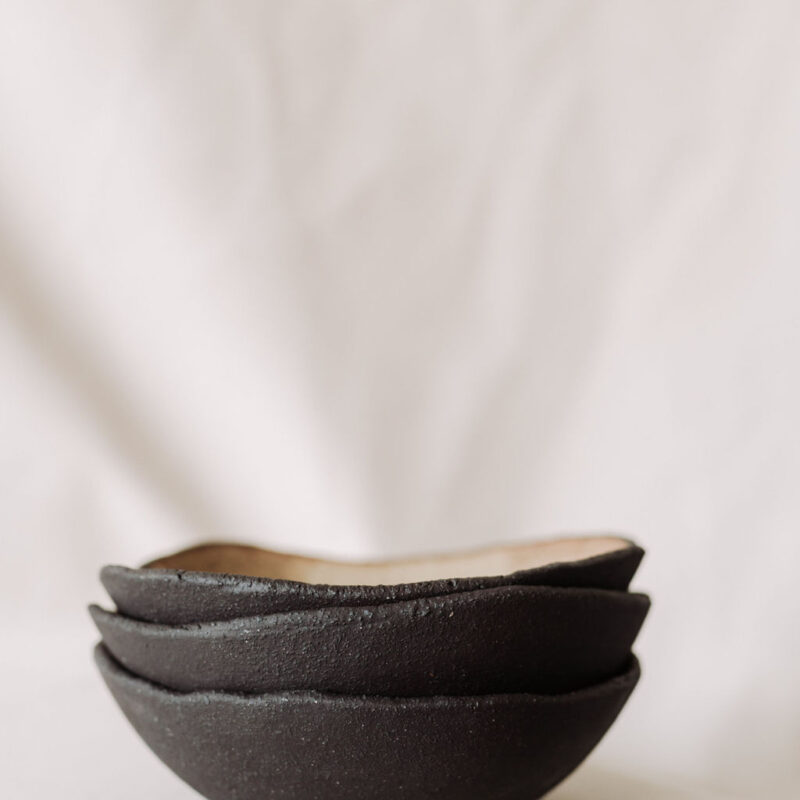 Bol 26 cm ROU/A din gresie ceramica neagra de tip terrazzo | POEMI
