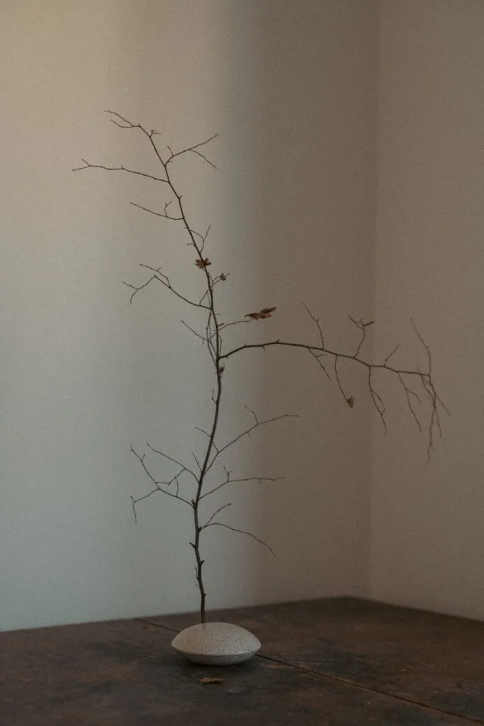 Vaza minimalista Japandi din gresie ceramica bej cu picatele | POEMI