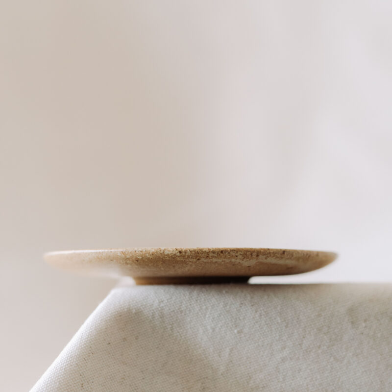 Farfurie 16 cm bej din ceramica handmade | POEMI