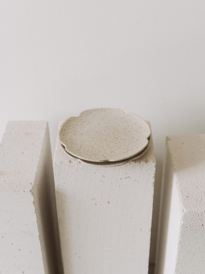 Farfurie floare Aarde din gresie ceramica bej cu picatele | POEMI