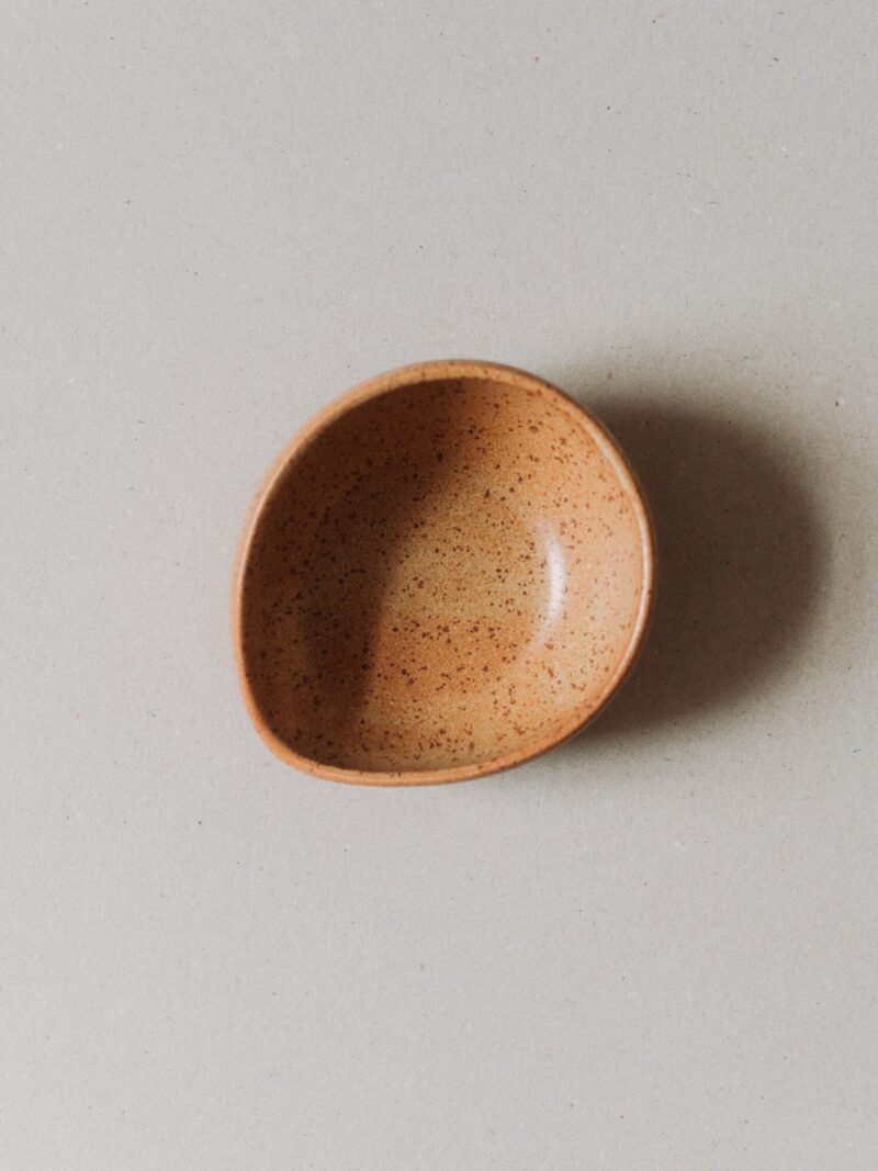 Bol oval Aarde din gresie ceramica bej cu picatele | POEMI
