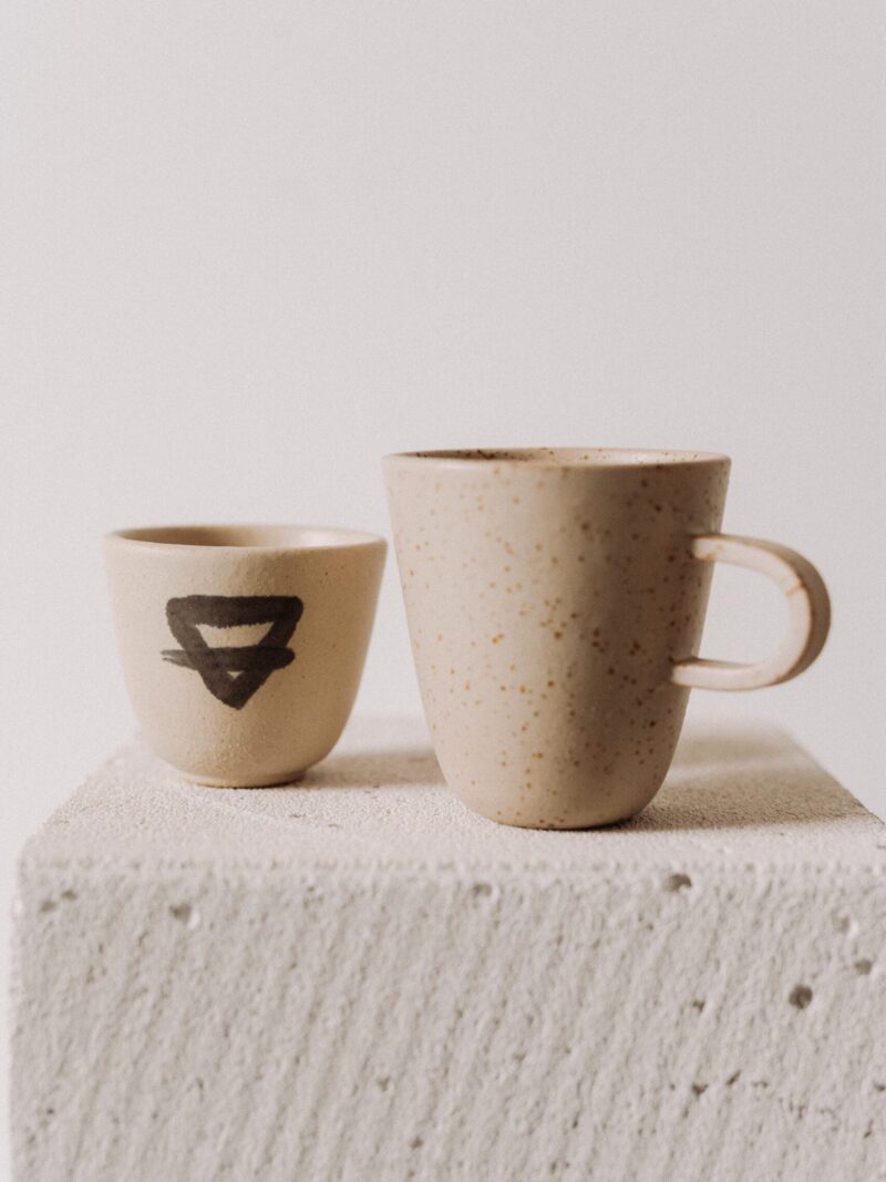 380 ml Earth stoneware mug in beige with sprinkles | POEMI