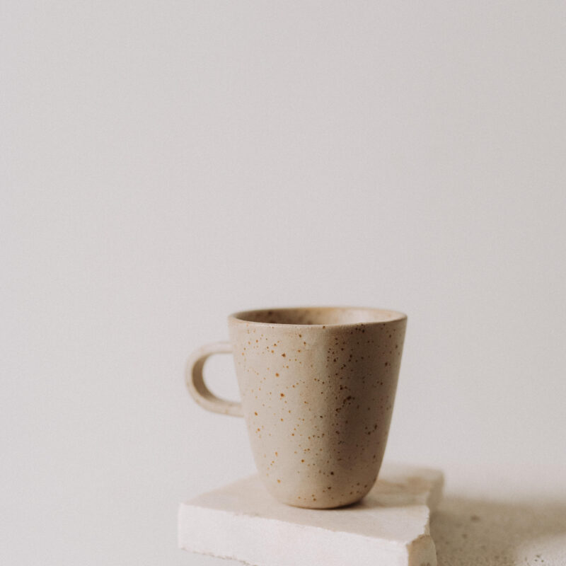 Cana 380 ml Earth din gresie ceramica bej cu picatele | POEMI