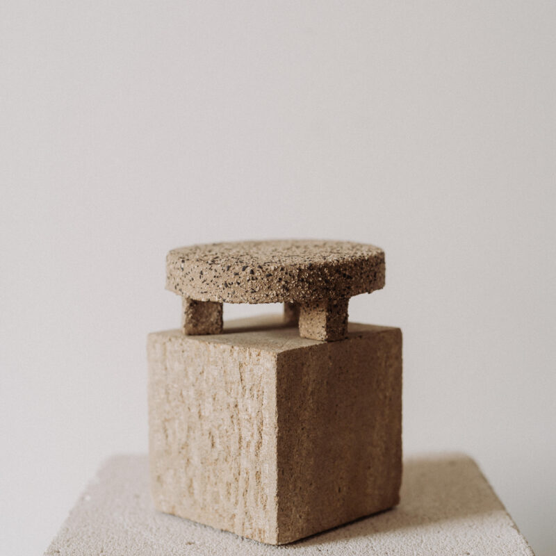 Masa cu 3 picioare [Origen] din gresie ceramica de tip terrazzo | POEMI