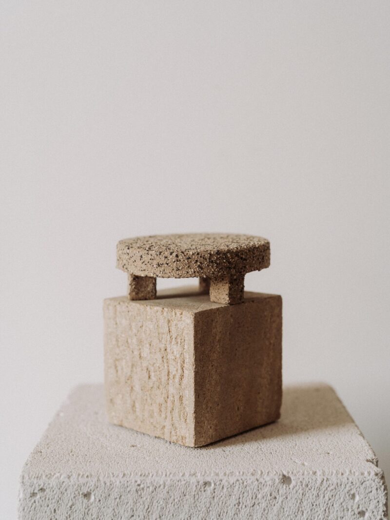 Masa cu 3 picioare [Origen] din gresie ceramica de tip terrazzo | POEMI