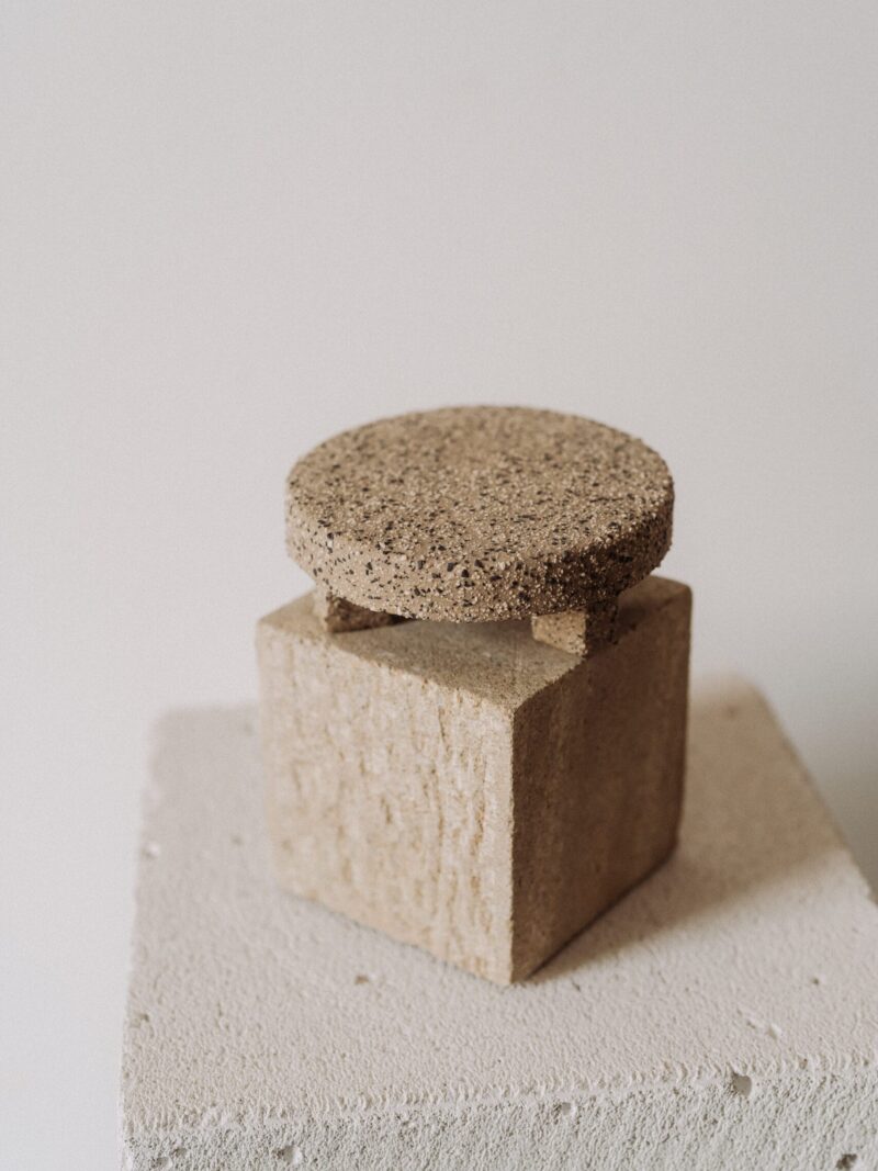 Masa cu 3 picioare [Origen] din gresie ceramica de tip terrazzo | POEMI