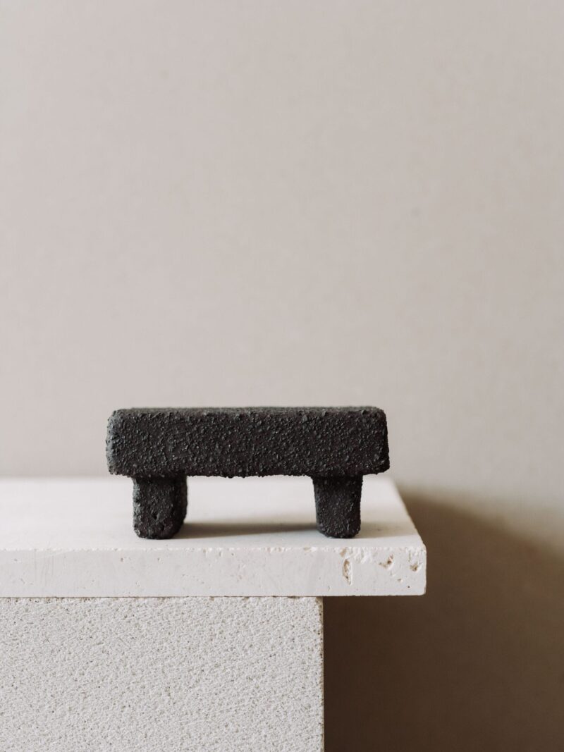 Banca [Origen] din gresie ceramica de tip terrazzo | POEMI
