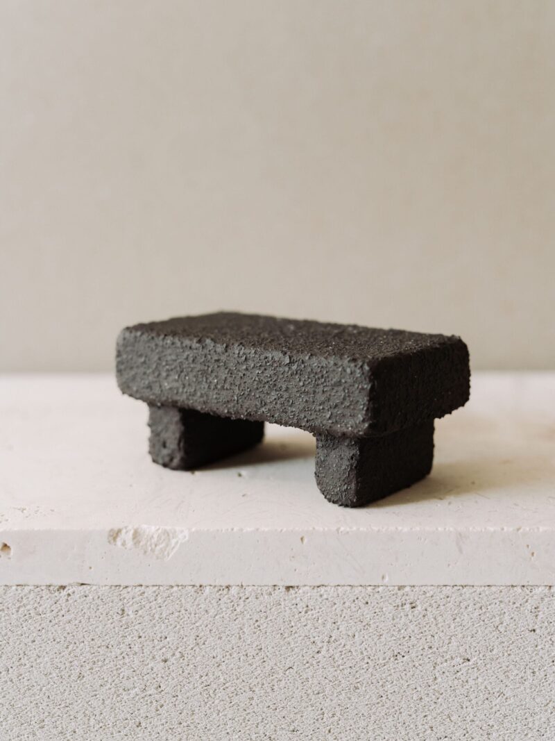Banca [Origen] din gresie ceramica de tip terrazzo | POEMI