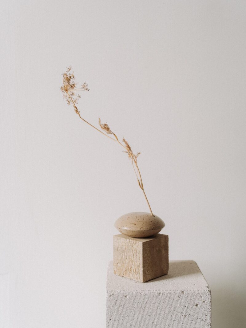 Vaza minimalista Japandi din gresie ceramica bej cu picatele | POEMI