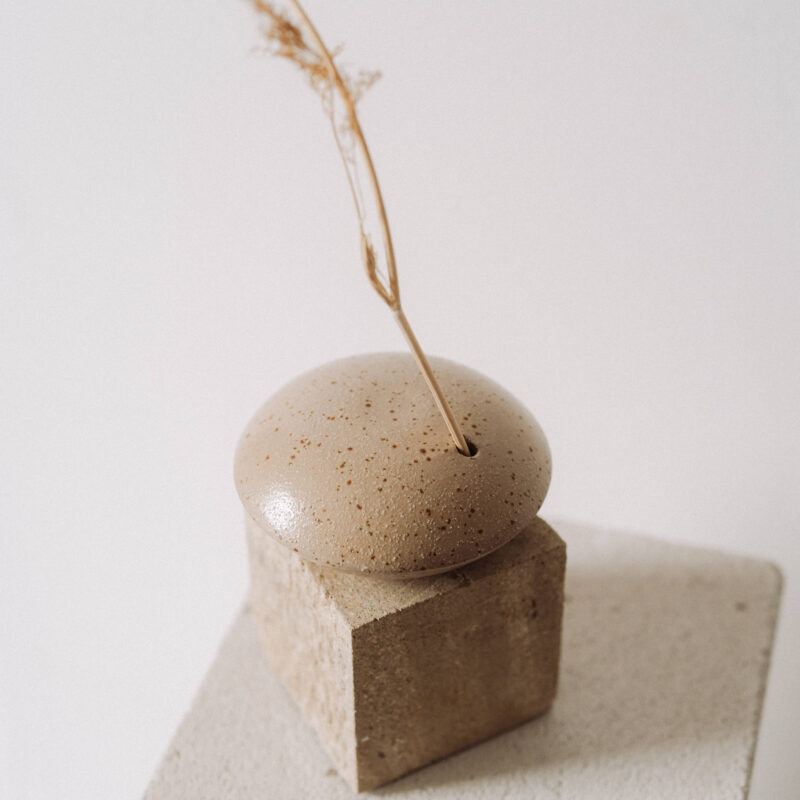 602 – 31 Vaza minimalista Japandi din gresie ceramica bej cu picatele | POEMI