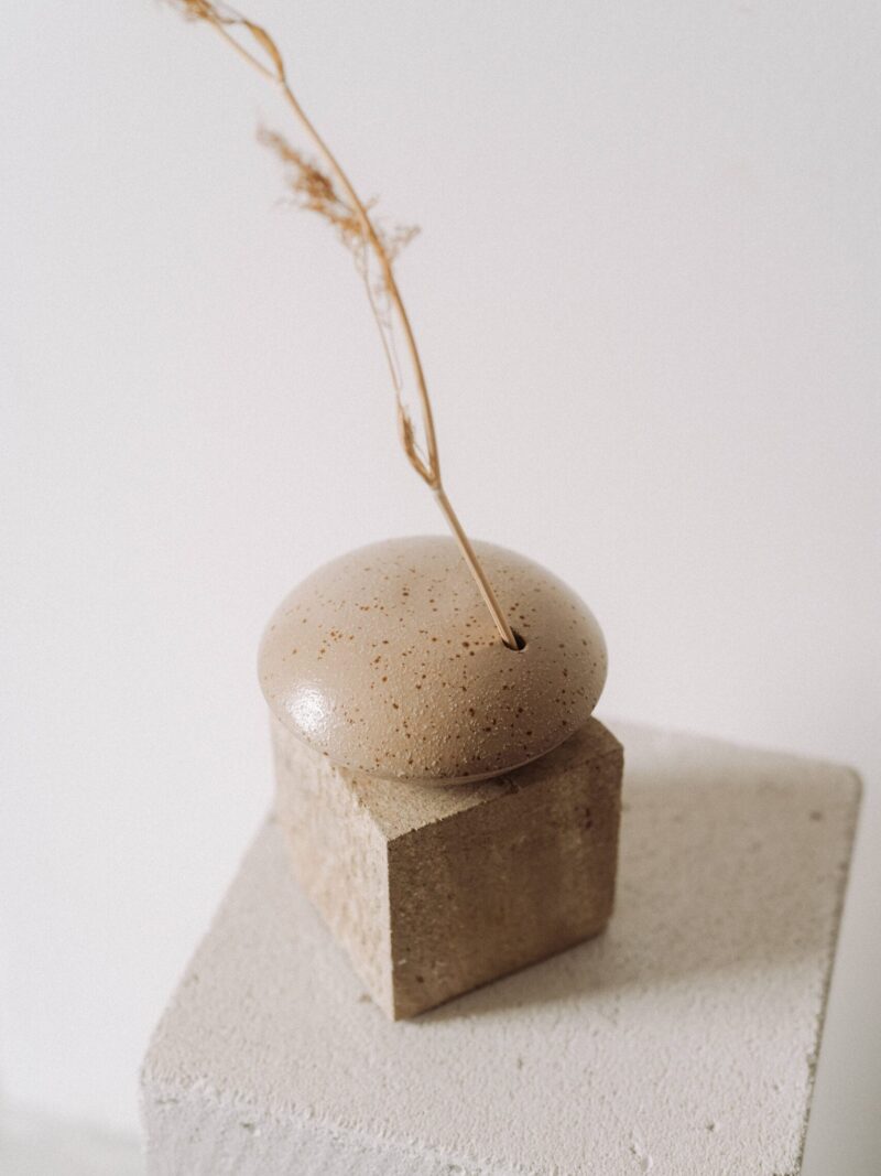 Vaza minimalista Japandi din gresie ceramica bej cu picatele | POEMI