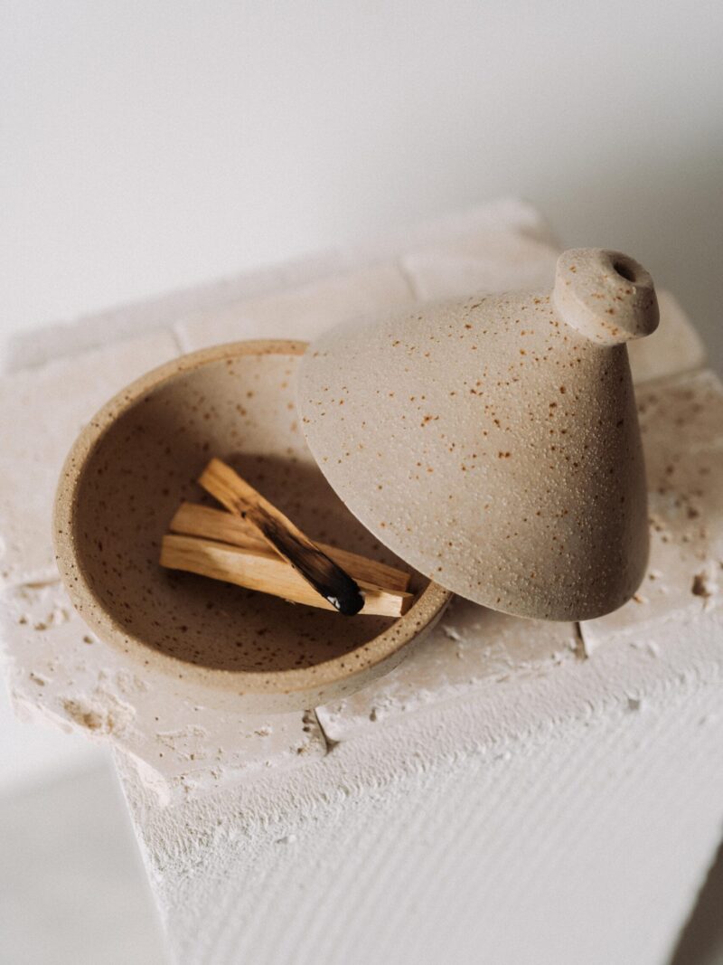 Japandi stoneware Palo Santo stand with specks | POEMI