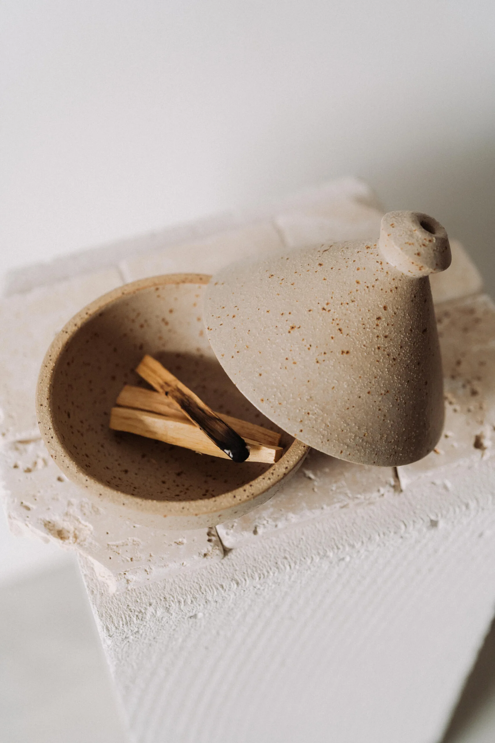 Suport palo santo Japandi din gresie ceramica cu picatele | POEMI