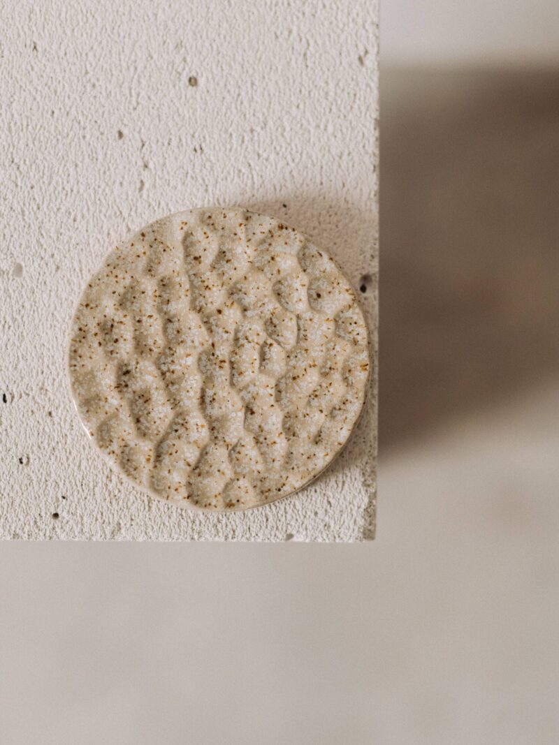 Farfurie Ice M'amuse din gresie ceramica bej cu picatele | POEMI