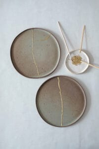 Două farfurii ceramice reparate cu aur prin tehnica japoneză Kintsugi